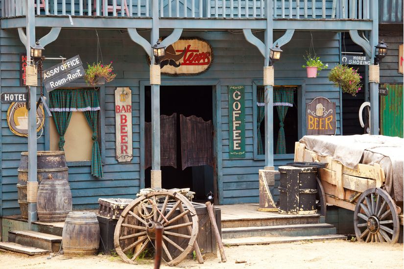 Old-Western-Style-Building-And-Bar-Mural-Wallpaper