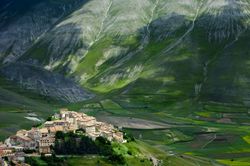 Castelluccio-Umbria-Mural-Wallpaper