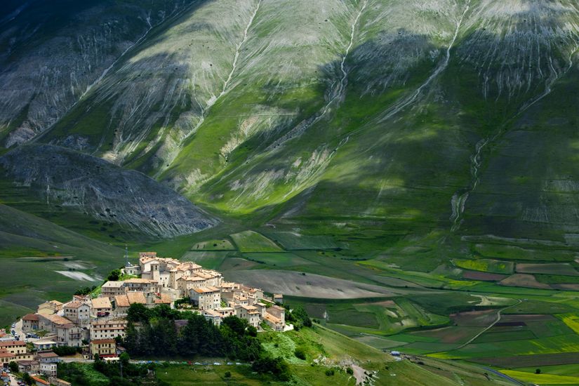 Castelluccio-Umbria-Mural-Wallpaper