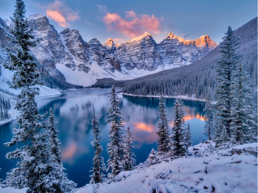 Sunrise-and-first-snow-of-the-season-on-Moraine-Lake-Banff-National-Park-Alberta-Canada