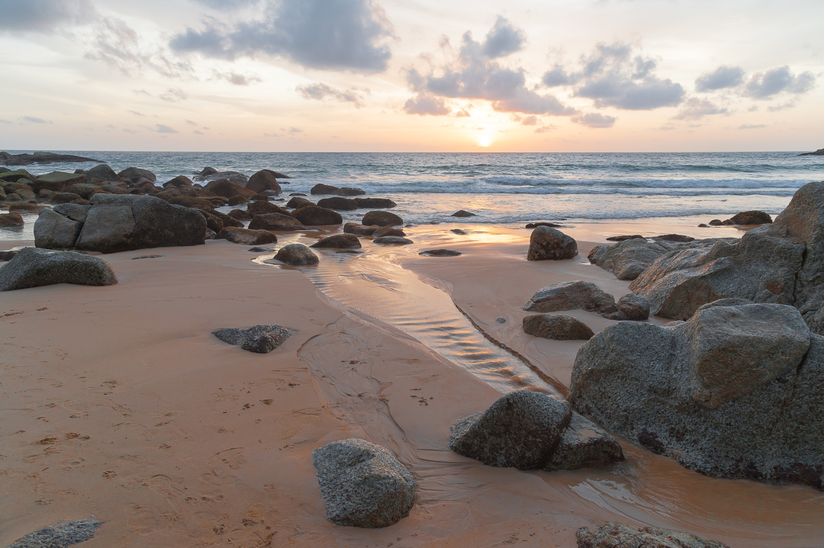 Stone-On-The-Beach-in-Phuket-Mural-Wallpaper