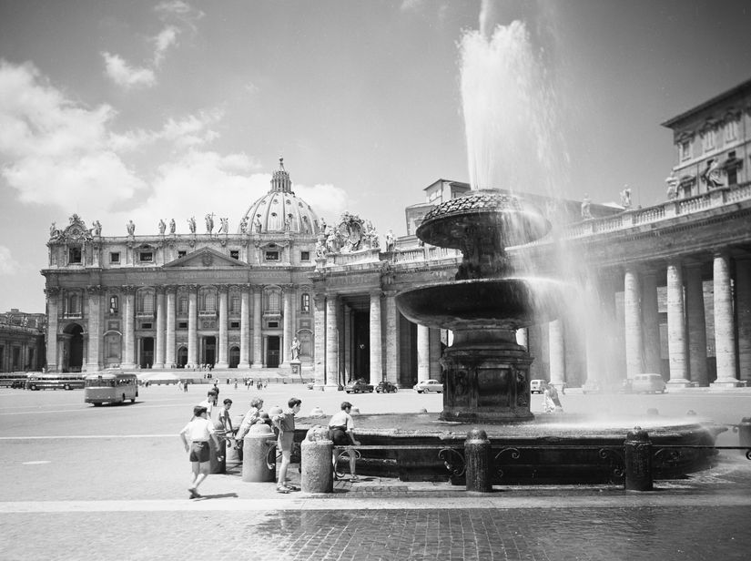 Children-playing-in-the-fountain-at-Vatican-City-Rome-1955 Mural-Wallpaper