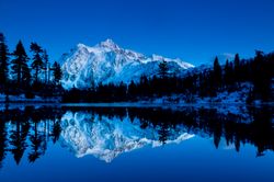 Mt-Shuksan-Reflected-in-Picture-Lake-Wallpaper-Mural
