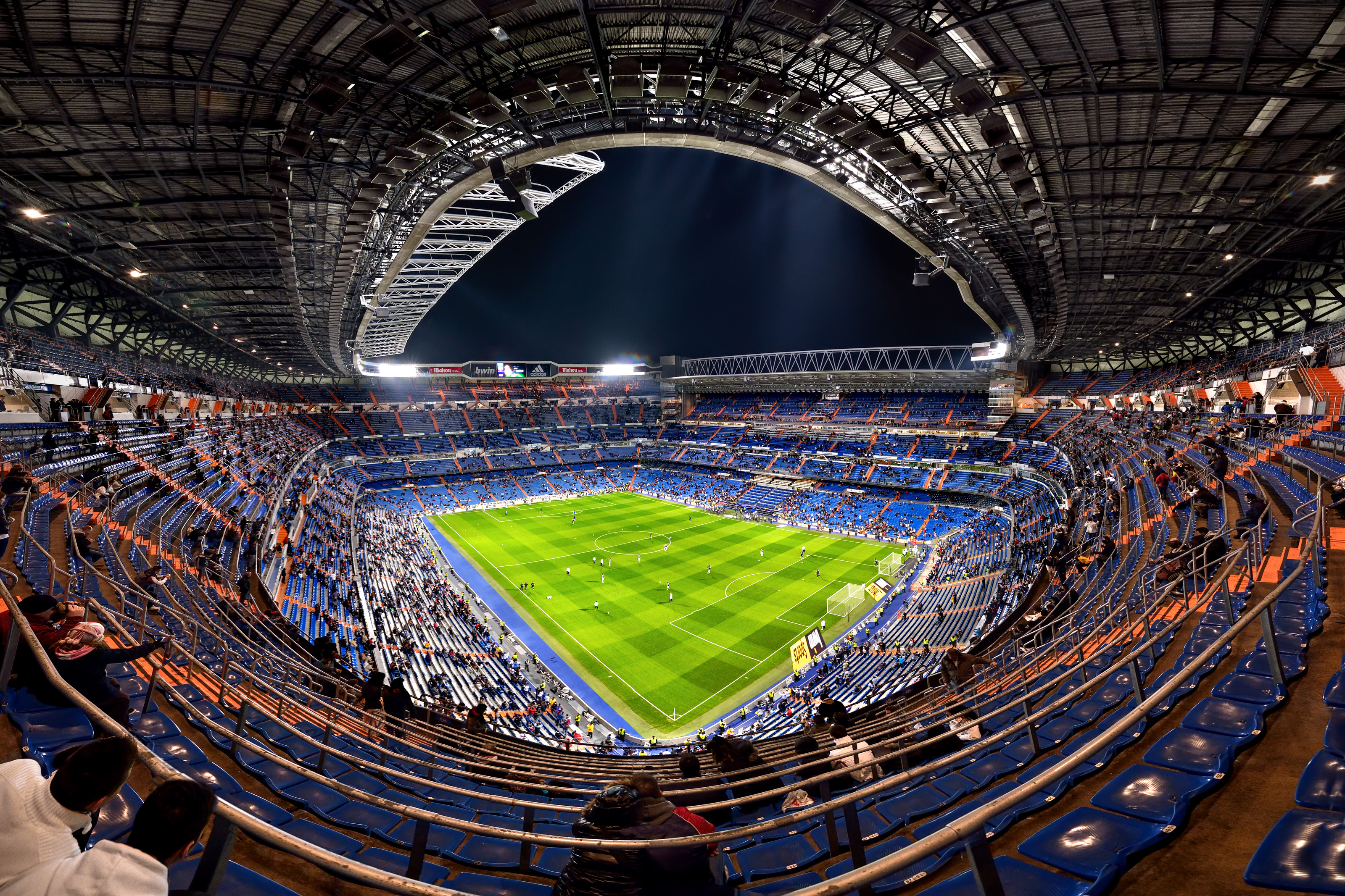 Стадионы примеры. Сантьяго Бернабеу стадион. Реал Мадрид стадион Сантьяго Бернабеу. Стадион «Сантьяго Бернабеу» (Мадрид, Испания). Стадион Сантьяго Бернабеу (Estadio Santiago Bernabéu).