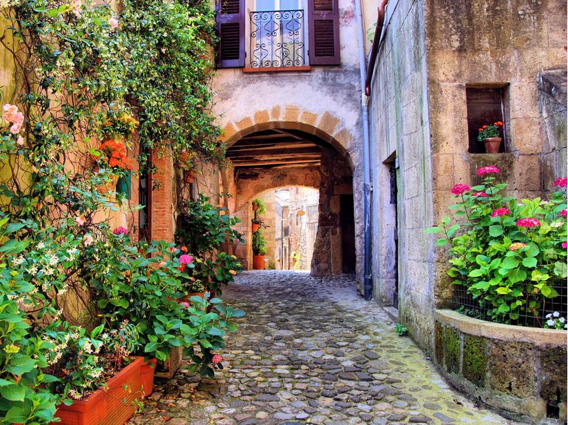 Arched-Cobblestone-Street-In-A-Tuscan-Village-Italy-Wallpaper-Mural