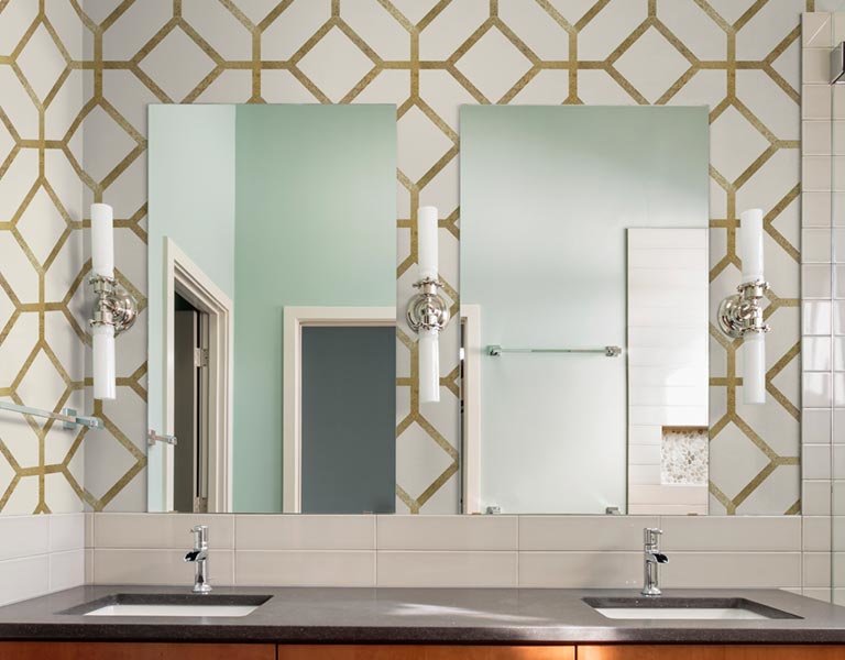 gold octagons pattern wallpaper in a bathroom